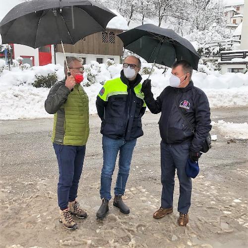 Il vicegovernatore con delega alla Protezione Civile del Fvg, Riccardo Riccardi, insieme ai sindaci di Rigolato e Forni Avoltri.